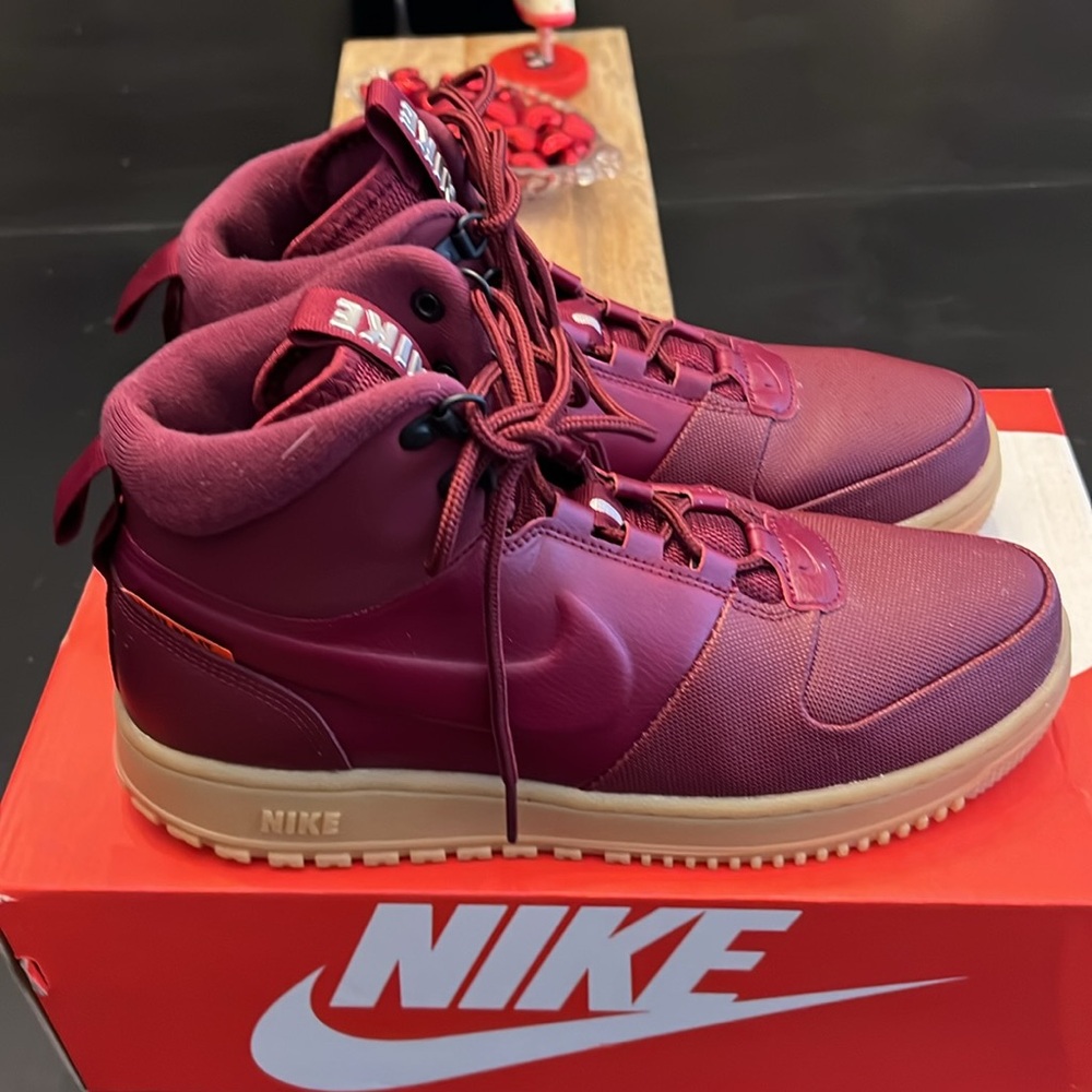Nike Path WNTR Men’s 9 laced winter boot.  Mint condition/ worn once. - Picture 2 of 9